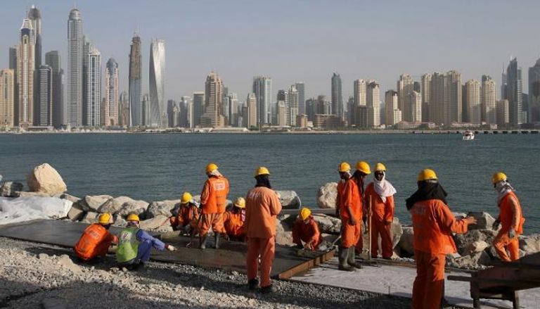 عمالة أجنبية تعمل بشاطئ الجميرة في دبي