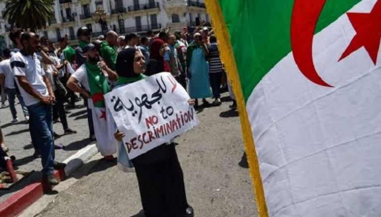 شعارات رافضة للعنصرية في مظاهرات الجزائريين
