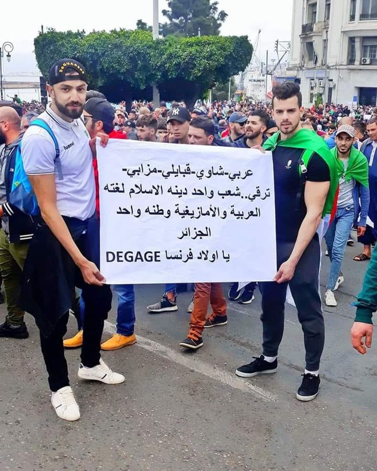 شعارات رافضة للعنصرية في مظاهرات الجزائريين