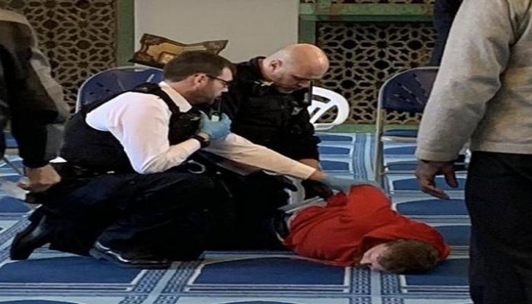 لحظة توقيف الشرطة البريطانية للمشتبه به داخل المسجد