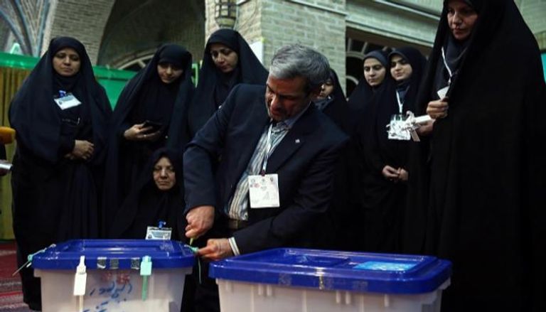 فتح أحد صناديق الاقتراع في الانتخابات الإيرانية- رويترز