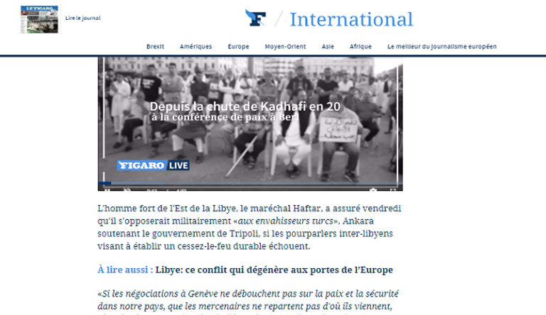 جندي ليبي يصوب سلاحه تجاه صورة لأردوغان - رويترز