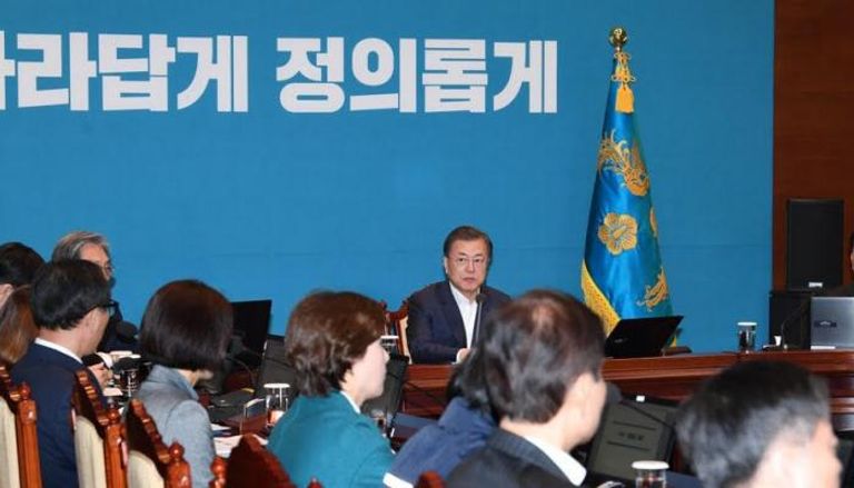 الرئيس الكوري خلال اجتماع للحكومة
