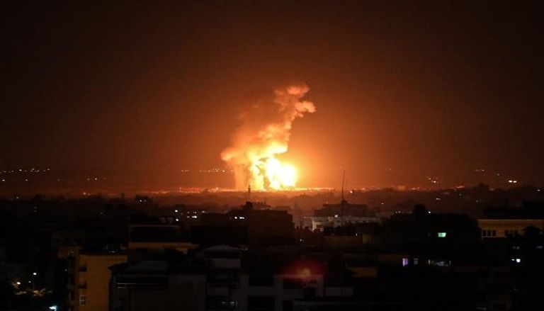 تصاعد النيران جراء قصف إسرائيلي سابق في غزة - أرشيفية