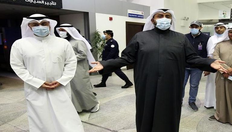 وزير الصحة الكويتي الشيخ باسل الصباح في مطار الشيخ سعد– أ.ف.ب