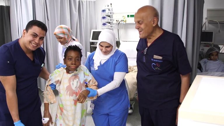 دكتور القلب المصري العالمي مجدي يعقوب في مستشفى القلب بأسوان بعد إجراء عملية قلب لفتاة جراح القلب العالمي مجدي يعقوب