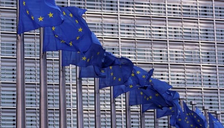 أعلام الاتحاد الأوروبي خارج مقر المفوضية الأوروبية في بروكسل - رويترز