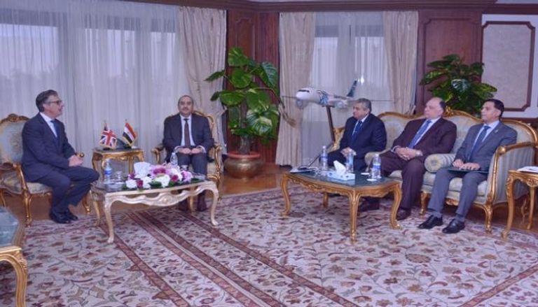 لقاء وزير الطيران المصرية بسفير بريطانيا في القاهرة