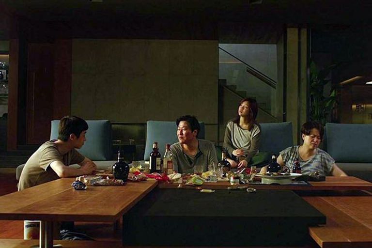 مشهد من فيلم طفيلي الكوري الجنوبي الحائز على 4 جوائز أوسكار 2020