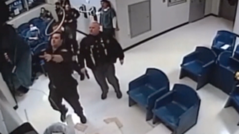 شرطة سجن بمدينة دايتونا بولاية أوهايو تحاول القبض على السجينة الأمريكية جيسيكا بومرشاين أثناء محاولة هروبها ضباط السجن يحاولون إمساك السجينة لحظة سقوطها