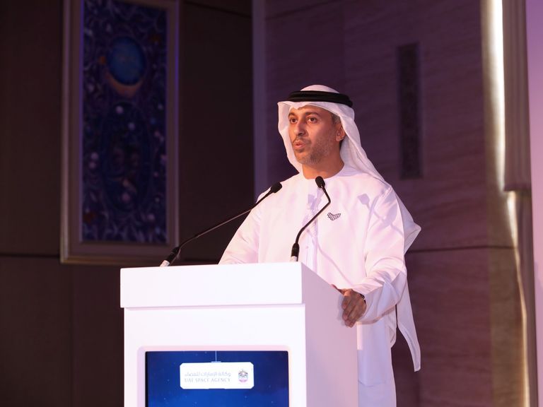 الدكتور أحمد بن عبدالله بالهول الفلاسي خلال الإعلان عن تفاصيل القانون