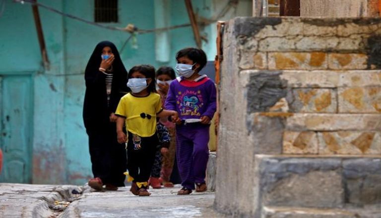 عراقيون يرتدون كمامات تجنبا لعدوى فيروس كورونا