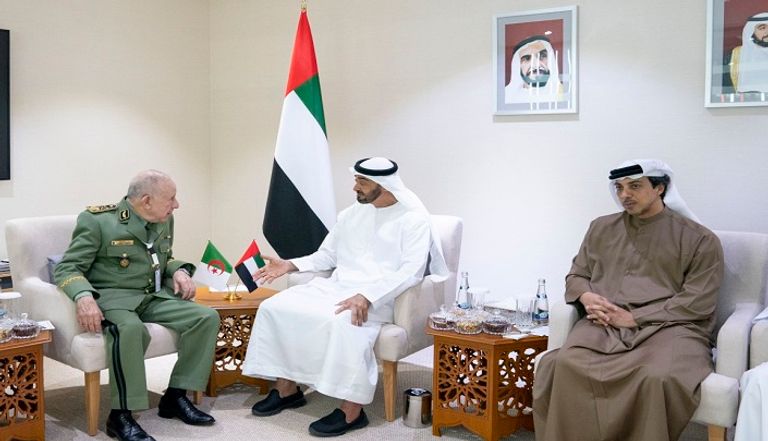 الشيخ محمد بن زايد آل نهيان واللواء سعيد شنقريحة خلال اللقاء - وام