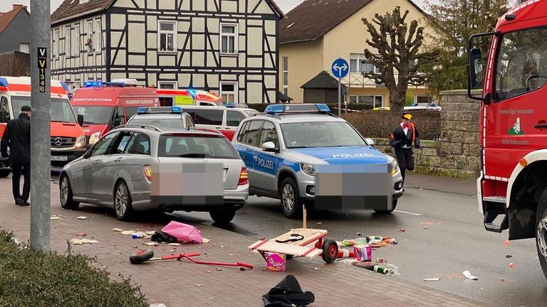 عناصر من الشرطة الألمانية والطواقم الطبية في موقع الحادث