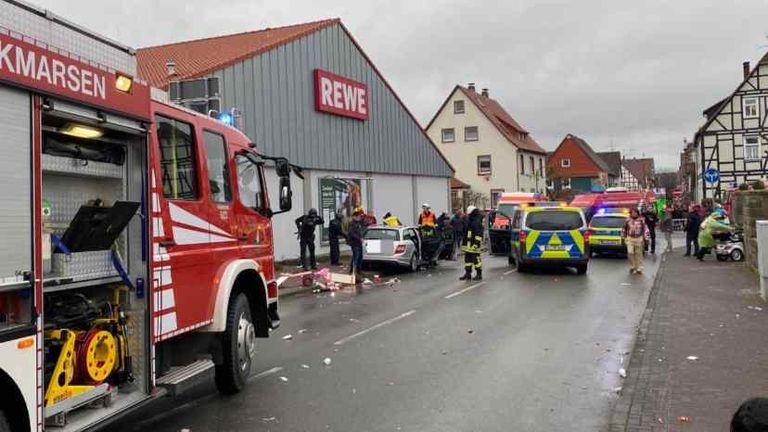 عناصر من الشرطة الألمانية والطواقم الطبية في موقع الحادث