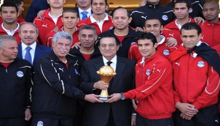 مبارك مع منتخب مصر بطل أمم أفريقيا 