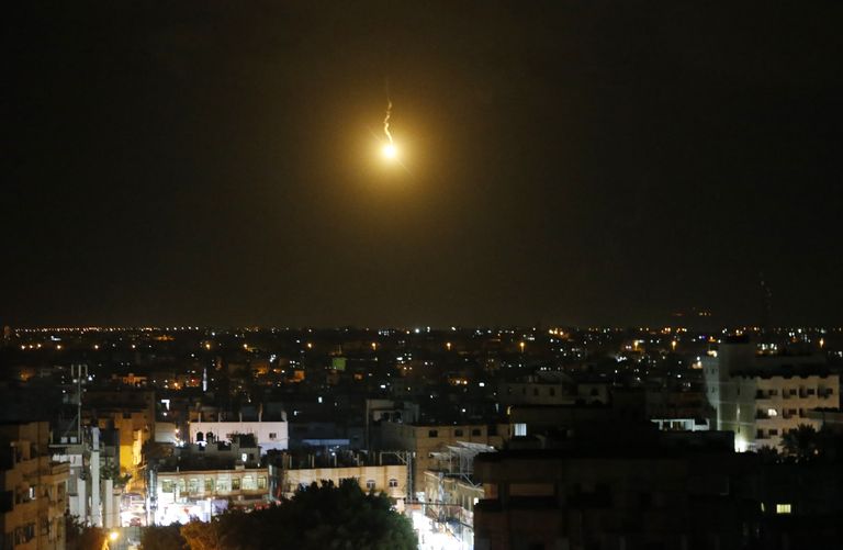 زوجان فلسطينيان يجلسان أمام منزلهما في خانيونس-الفرنسية