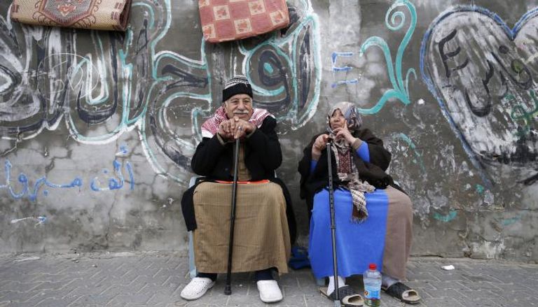 زوجان فلسطينيان يجلسان أمام منزلهما في خانيونس-الفرنسية