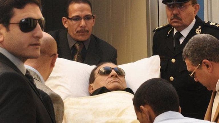 الرئيس الأسبق حسني مبارك أثناء محاكمته في أحد المحاكم المصرية الرئيس الأسبق حسني مبارك وزوجته سوزان