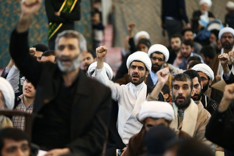 رجل دين شيعي يمر بأحد مزارات مدينة قم الإيرانية