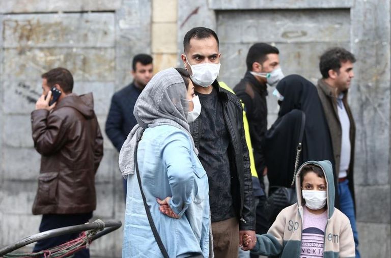 رجل دين شيعي يمر بأحد مزارات مدينة قم الإيرانية