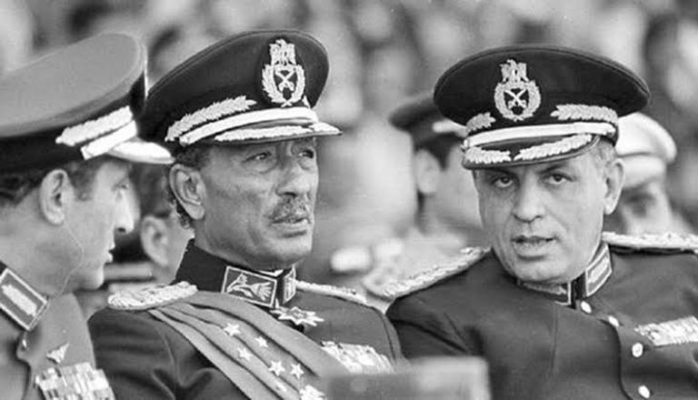 الرئيس المصري الأسبق محمد حسني مبارك والرئيس السادات