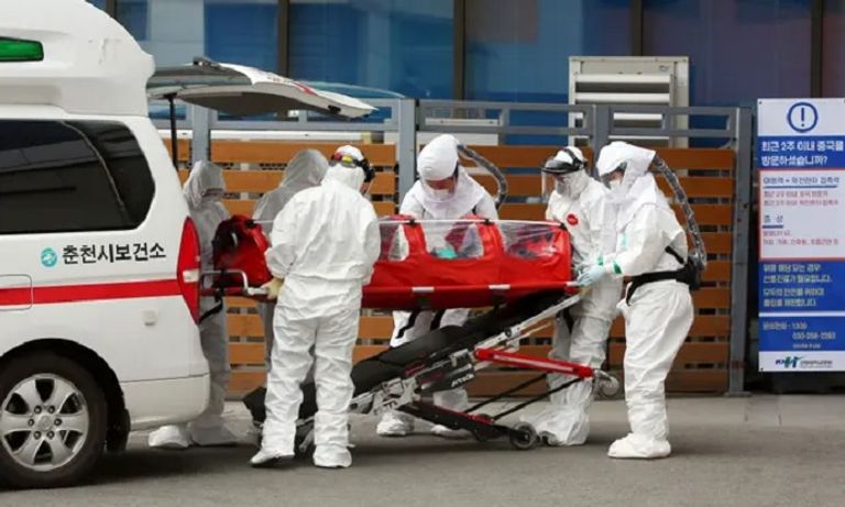 مريض مصاب بفيروس كورونا الجديد ينقل إلى مستشفى في كوريا الجنوبية كوريا الجنوبية تواجه كورونا بالمواد المطهرة