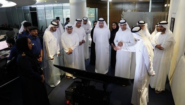 المدير العام لجمارك دبي خلال تفقده غرفة التحكم والسيطرة