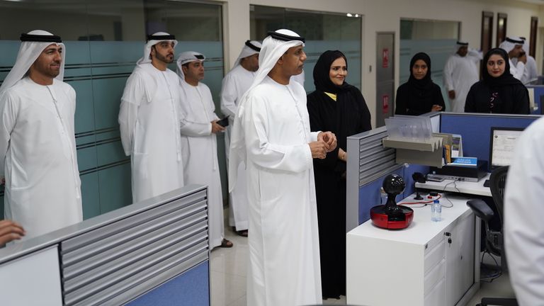 جولة تفقدية لجمارك دبي المدير العام لجمارك دبي خلال تفقده غرفة التحكم والسيطرة