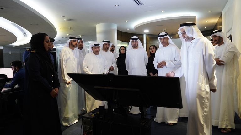 أحمد محبوب مصبح المدير العام لجمارك دبي خلال تفقده إدارة البيانات الجمركية وغرفة التحكم والسيطرة المدير العام لجمارك دبي خلال تفقده غرفة التحكم والسيطرة