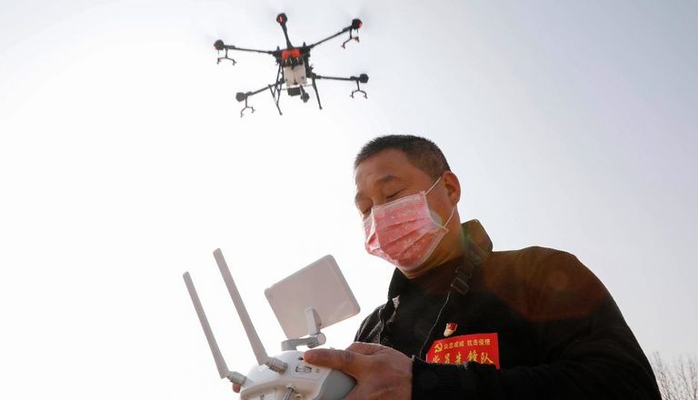 استخدام تقنيات متنوعة لتقليل الاتصال المباشر