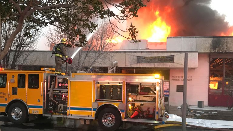 النار التهمت مبنى المكتبة