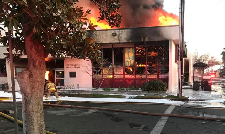 النار التهمت مبنى المكتبة