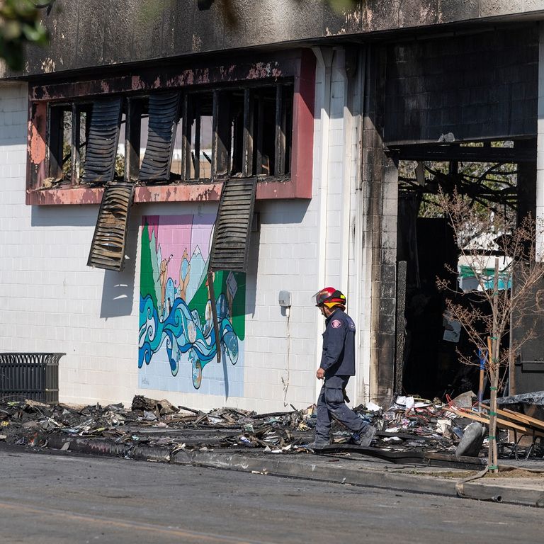 النار التهمت مبنى المكتبة