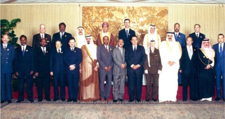 صورة تجمع الزعماء العرب من بينهم الرئيس المصري الأسبق حسني مبارك الرئيس المصري الأسبق حسني مبارك-أرشيفية