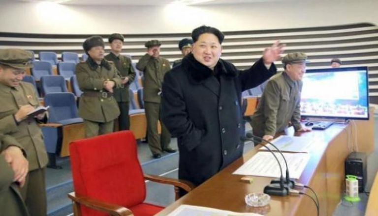 الزعيم الكوري الشمالي كيم جونج أون يراقب إطلاق صاروخ - أرشيفية