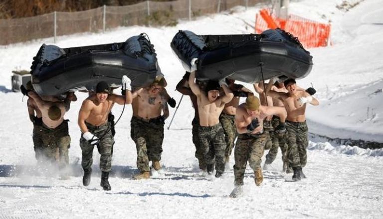 قوات من مشاة البحرية الكورية الجنوبية والأمريكية الزعيم الكوري الشمالي كيم جونج أون يراقب إطلاق صاروخ - أرشيفية