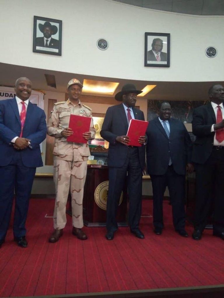 جانب من توقيع الاتفاق الإطاري في جوبا جانب من توقيع الاتفاق الإطاري في جوبا