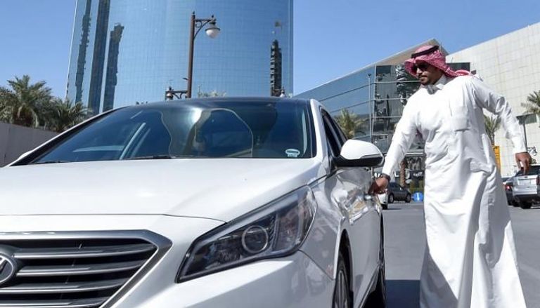 سعوديون يقودون سيارات "أوبر" في مسعى لتحسين دخولهم