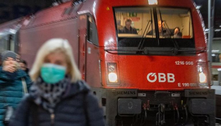 نمساوية ترتدي الكمامة في إحدى محطات القطارات