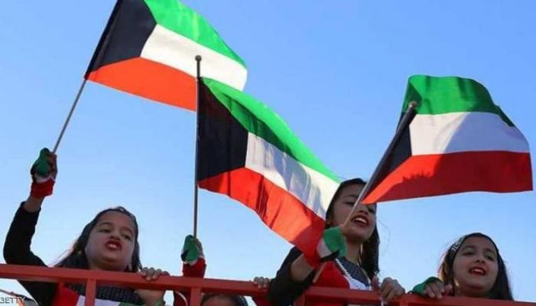 أطفال كويتيون يرفعون علم بلدهم في احتفالات سابقة- أرشيفية