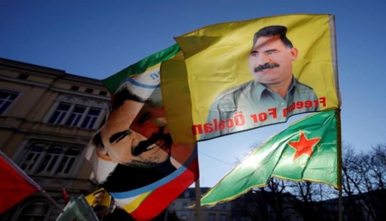 مؤيدون للزعيم الكردي عبدالله أوجلان يرفون صورته - رويترز