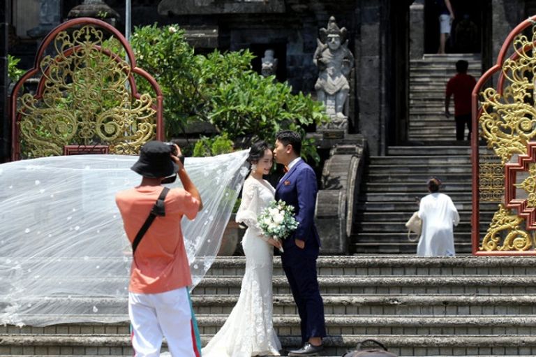 سياح بمنتجع إندونيسي