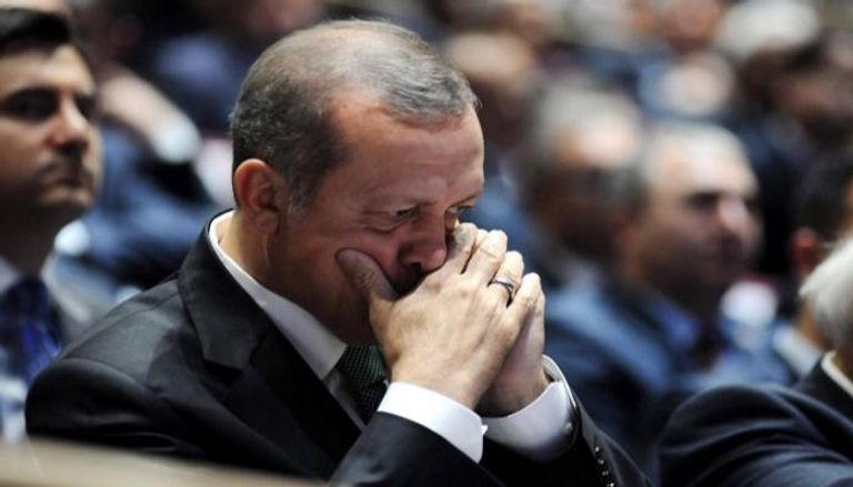 أردوغان خلال إجرائه أحد الاتصالات الهاتفية - أرشيفية