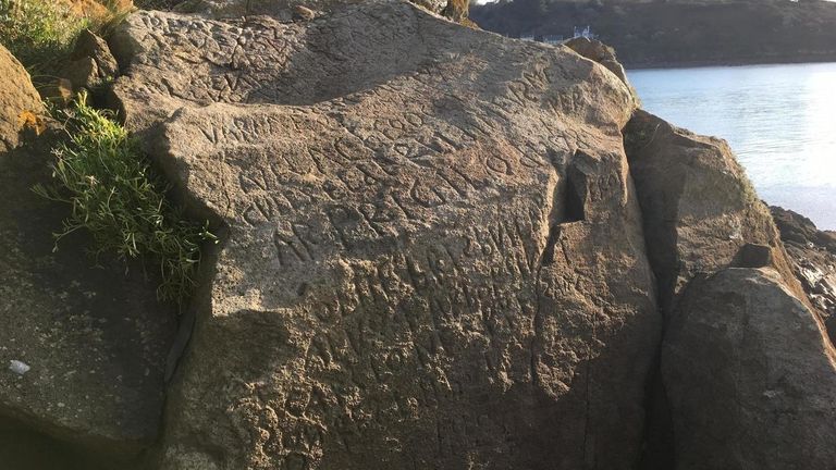 الكتابات المحفورة على الصخرة عمرها 250 عاما