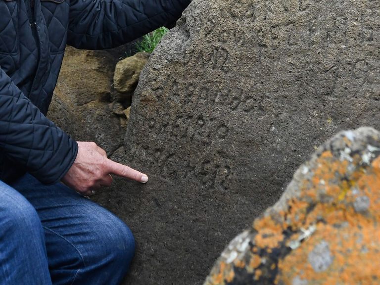 الكتابات المحفورة على الصخرة عمرها 250 عاما