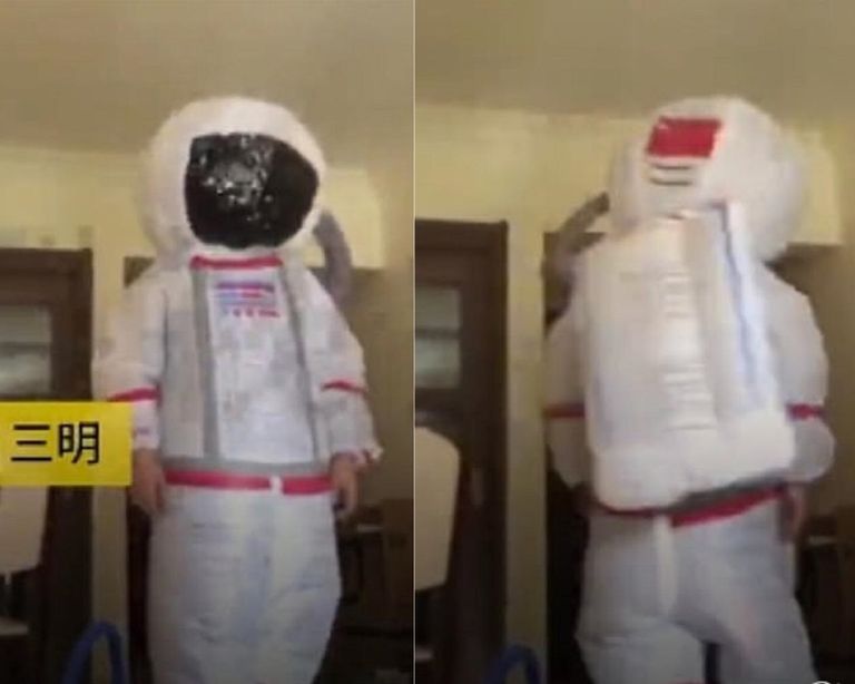 الصيني "لي" يتجول بالزي في شوارع الصين