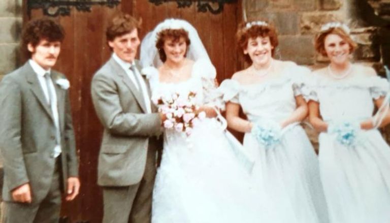 الزوجان ميك وترايسي هيبورث أثناء زفافهما عام 1985