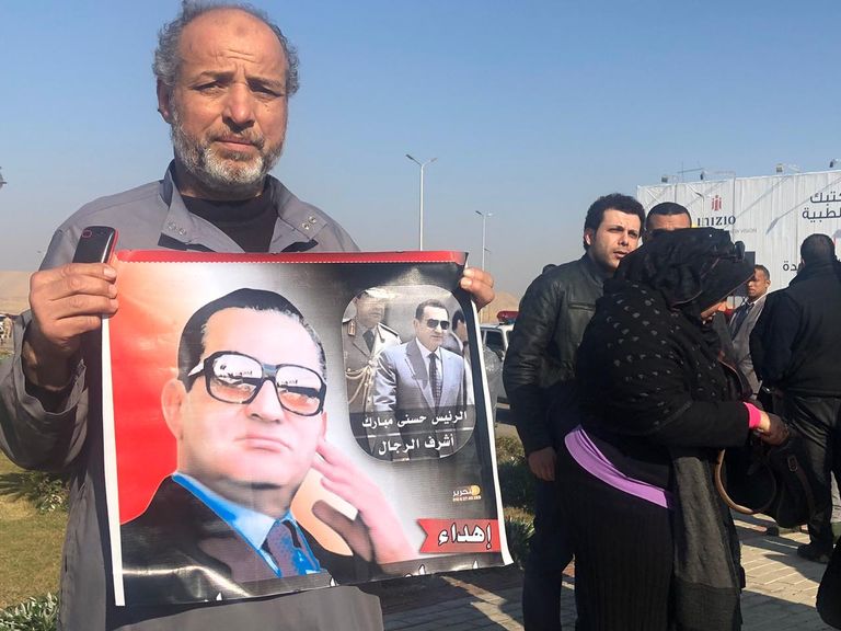 مصريون أمام مسجد المشير الذي يشهد صلاة الجنازة على مبارك مصريون أمام مسجد المشير شرقي القاهرة حيث تقام صلاة الجنازة