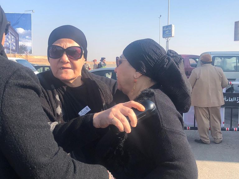 مصريون أمام مسجد المشير الذي يشهد صلاة الجنازة على مبارك مصريون أمام مسجد المشير شرقي القاهرة حيث تقام صلاة الجنازة